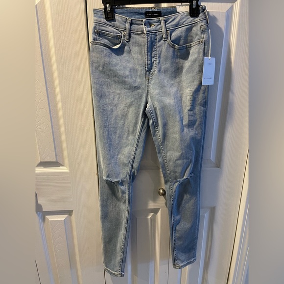 FREE ASSEMBLY High Rise Skinny Jeans Woman’s Size 6 Brand New with Tags - Picture 2 of 3